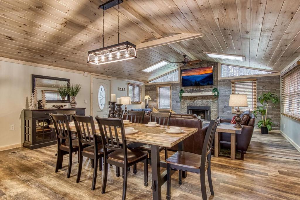Whispering Winds, Hot Tub, Game Room, Wifi, 1089 Free Tickets Each Paid Day, Dollywood And More Gatlinburg Exterior photo