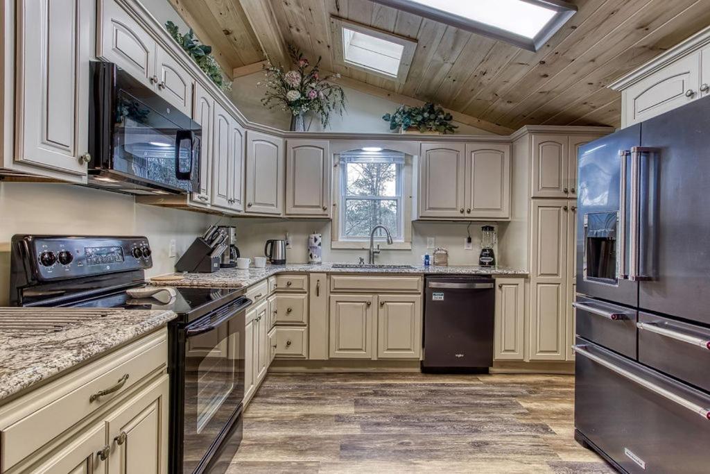Whispering Winds, Hot Tub, Game Room, Wifi, 1089 Free Tickets Each Paid Day, Dollywood And More Gatlinburg Exterior photo