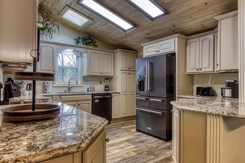 Whispering Winds, Hot Tub, Game Room, Wifi, 1089 Free Tickets Each Paid Day, Dollywood And More Gatlinburg Exterior photo