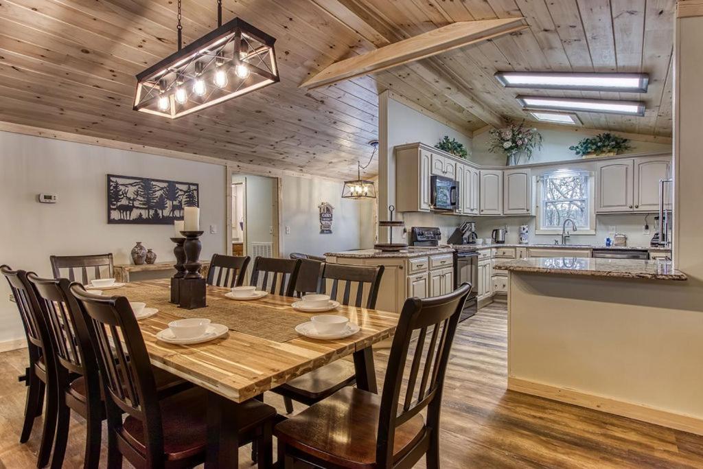 Whispering Winds, Hot Tub, Game Room, Wifi, 1089 Free Tickets Each Paid Day, Dollywood And More Gatlinburg Exterior photo