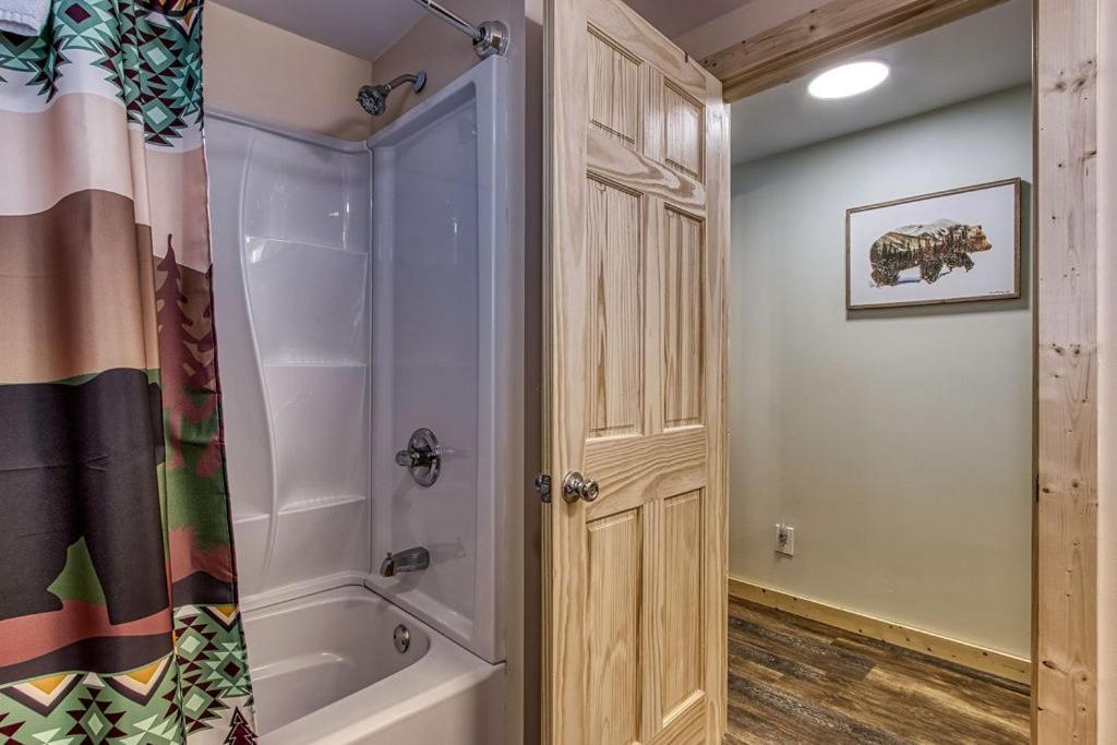 Whispering Winds, Hot Tub, Game Room, Wifi, 1089 Free Tickets Each Paid Day, Dollywood And More Gatlinburg Exterior photo