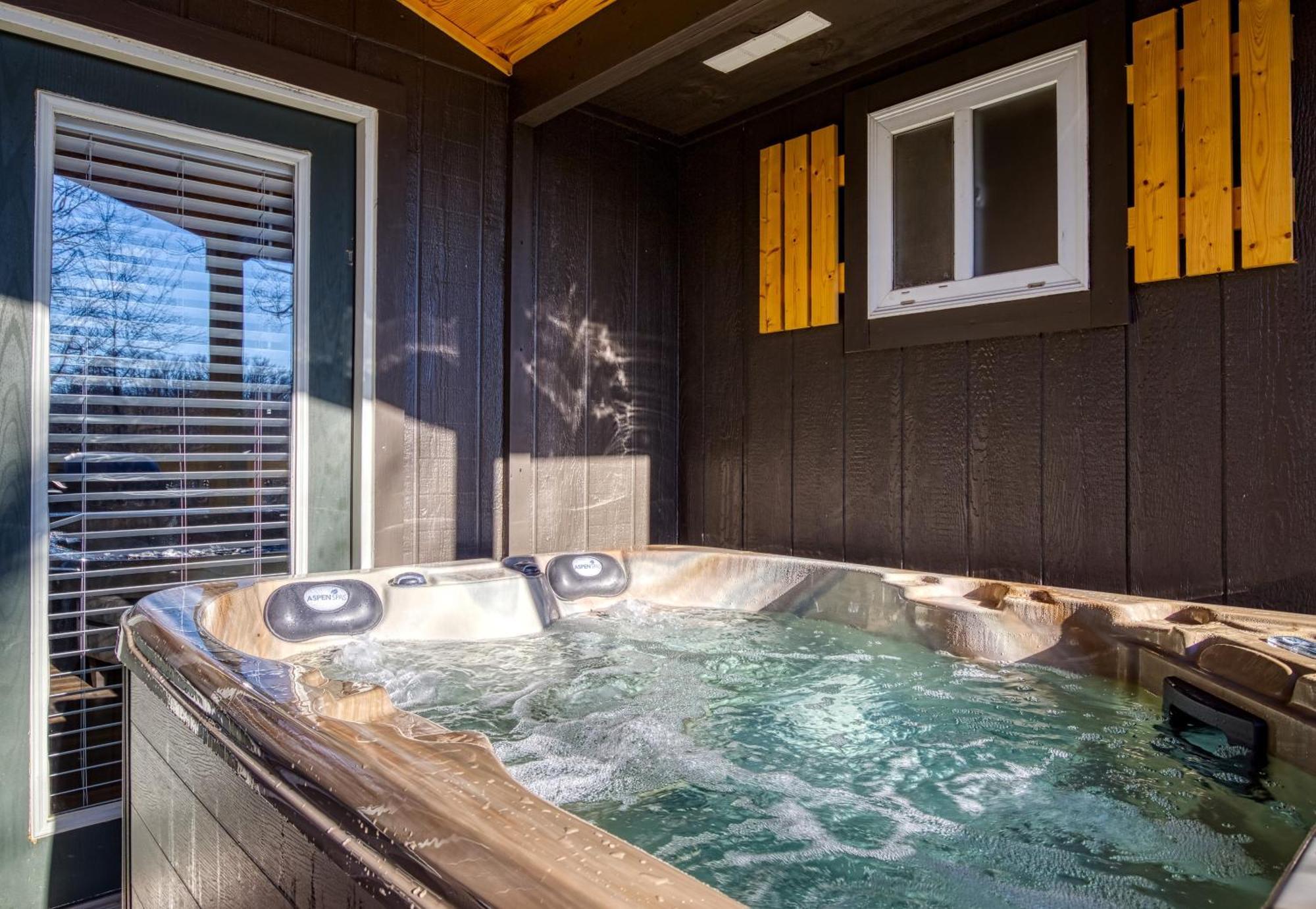 Whispering Winds, Hot Tub, Game Room, Wifi, 1089 Free Tickets Each Paid Day, Dollywood And More Gatlinburg Exterior photo
